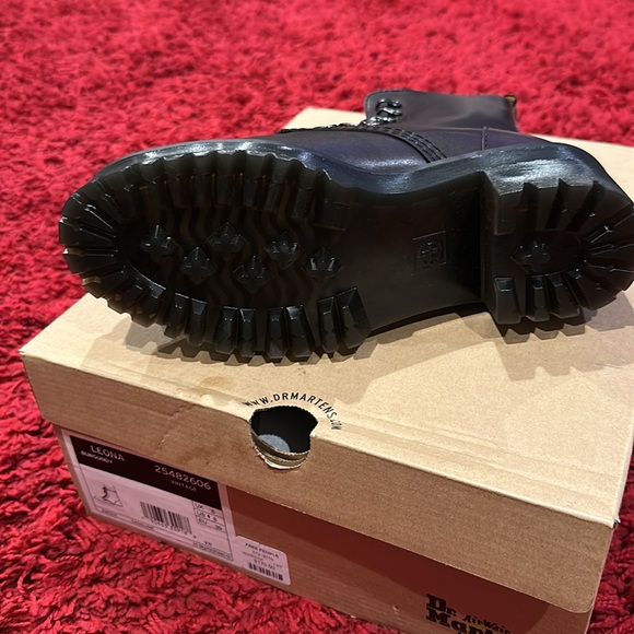 Dr. Marten’s sought after Leona vintage leather boot in Burgundy!!💜 - Picture 2 of 4